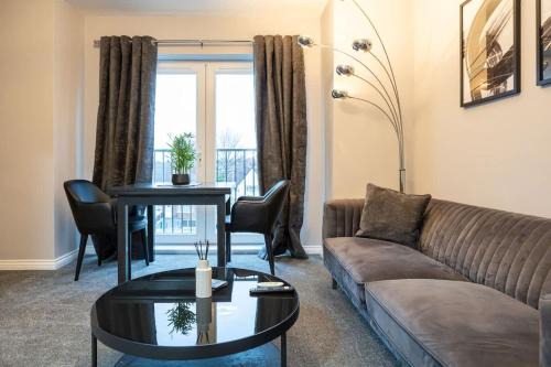 SandyCroft- Secure gated Parking & Close To Airport