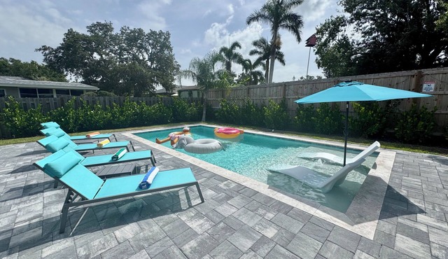 SandyFeet - family-friendly, private heated pool, 5 mi to beach