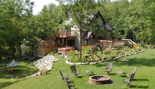 Sanford Lake. Family-Friendly Cottage with 2 mini-cabins and swimming pool.