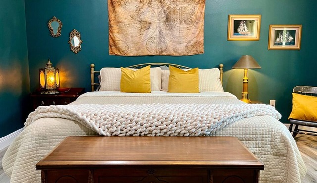 Sanford's Seahaven: fully fenced yard, outdoor dining, close to downtown!