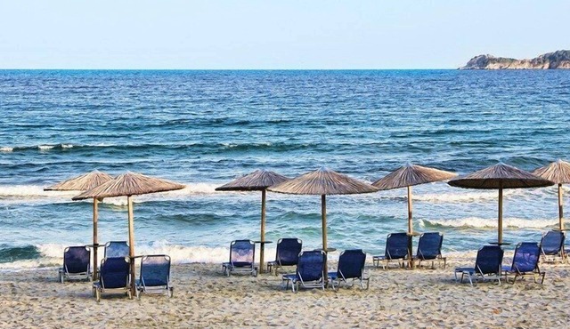 SANGUINET - 2 bedroom apartment 600 meters from lake, sleeps 4/6 people