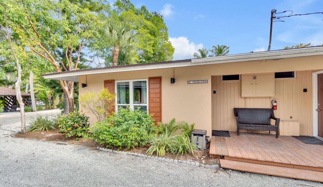 Sanibel-Style on the East End! Walk to restaurants and the lighthouse. NEW!