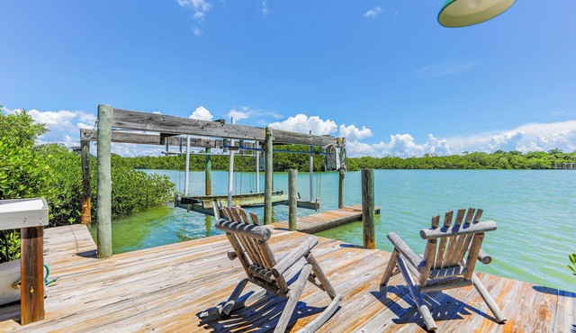Sanibel Sunrise - Bayfront home, short walk to the beach!