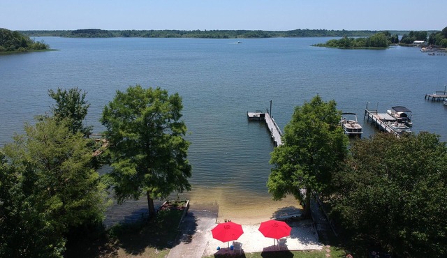 SANITIZED! Lake Marion Lakefront Sandy Beach, Ramp, Sleeps 19, Wi-Fi Cable