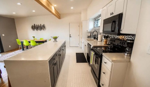 Sanitized Newly Remodeled Downtown-2 Bedrooms!