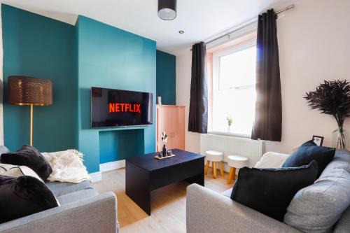 Sanjo Suite - Sleek 2BR Home with Parking & WIFI