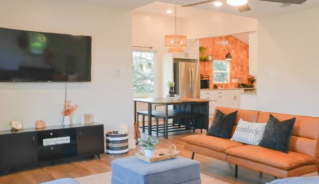 SanMarcos River Retreat|Modern|Spacious|Sleeps 12!