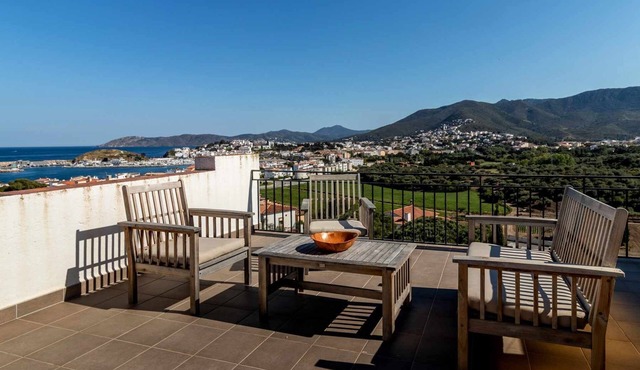 Sant Genís 19 - top-floor apartment with terrace