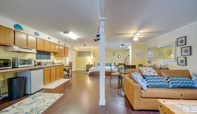 Santa Barbara Large Cozy Studio with Private Patio + AC + TESLA Charger