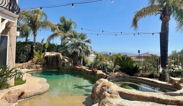 Santa Clarita Tropical Paradise, Six Flags Magic Mountain, LA, Beaches Drivable