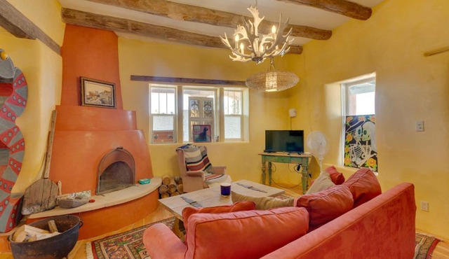 Santa Cruz Home with Mountain Views!