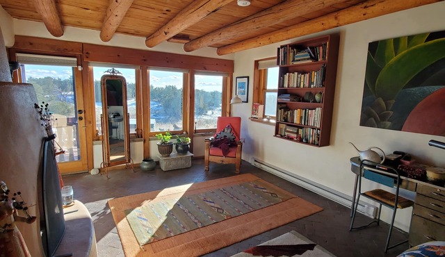 Santa Fe huge bedroom, fireplace, livingroom, kitchen, hot tub, views, sleeps 2
