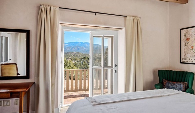 Santa Fe Santuario- Perfect Views, Kiva Fireplace