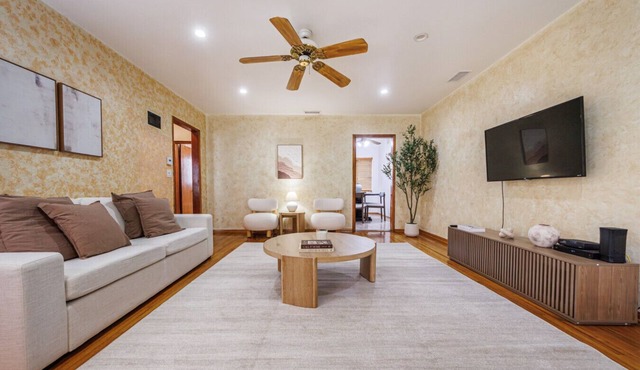 Santa Monica 2BD Home - 20 mins to LAX Airport!