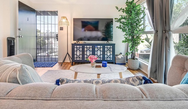 Santa Monica Beach Suite. Off street parking and walking distance to everything!