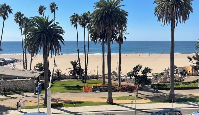 Santa Monica Beach Studio. Steps to Ocean, Pier & Promenade,Restaurants, Shops