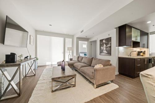 Santa Monica Coastal Retreat with Free Parking Minutes Walk to the Beach