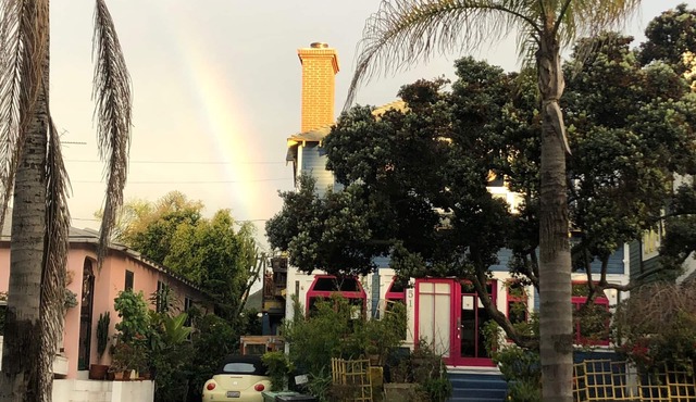 Santa Monica Garden Beach Bungalow Private, Quiet, and Steps from the Sand