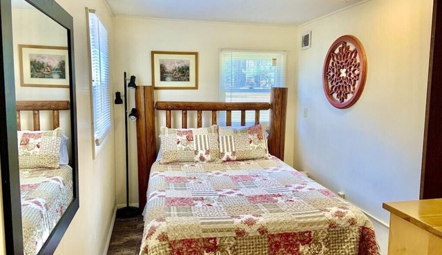 Santa's Shack Downstairs - shared hot tub access