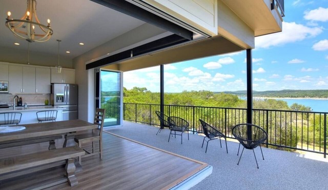 Santana - Lakefront retreat w/private dock & volleyball crt