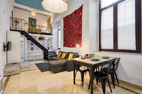 Santiago 39, by Homing U