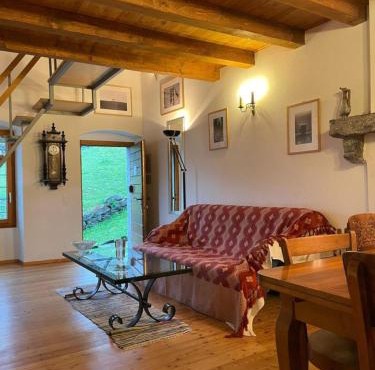 Santorini by Quokka 360 - Alpine Apartment in Leventina