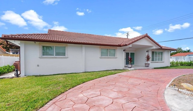 Santorini · Casa Santorini - Big Pool, BBQ & Free Parking