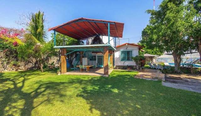 Santuario geodésico con alberca climatizada