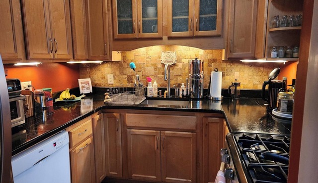 Santuary in the Woods with Heating, Wood stove, Sauna, WiFi