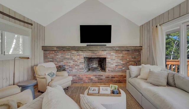 Sap House Hideaway | Walk to Bromley Mt w/Hot Tub