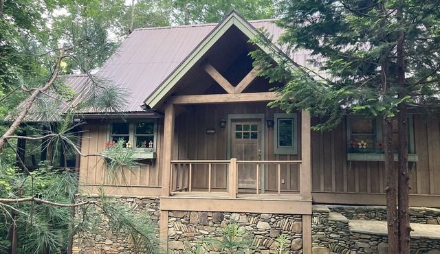 Sapphire - A Lovely Cottage in the Woods with Mountain Scenery