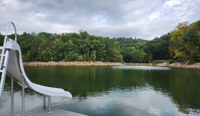 Sapphire Cottage - Waterfront w/Covered Dock & Slide, Gentle Slope to Water
