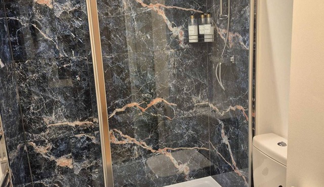 Sapphire Luxe - Basingstoke. Sleeps 4 * Free Parking * Fully Equipped