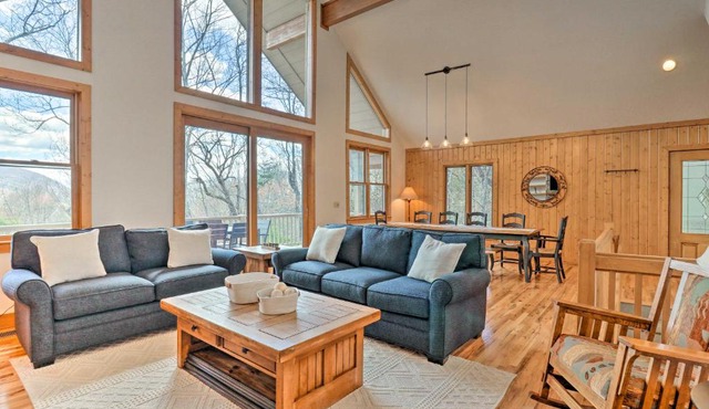Sapphire Retreat with 2 Decks, Views and Resort Access