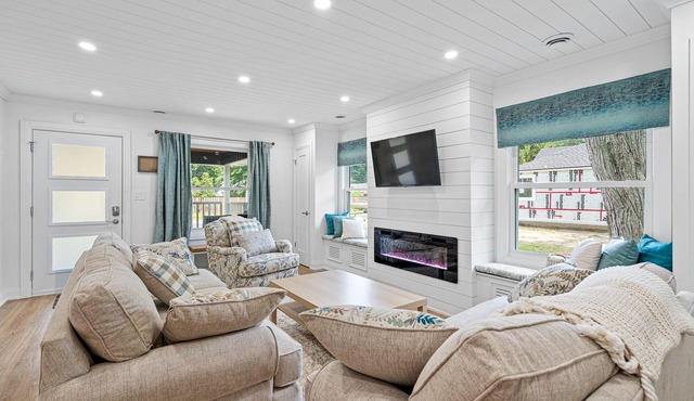 Sapphire Shores - Sparkling jewel - Hot tub, close to beach, sleeps 6