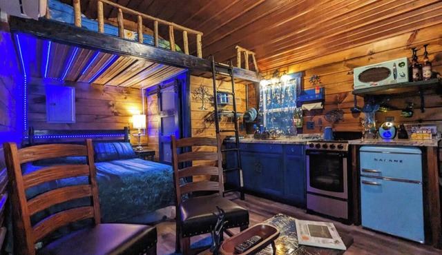 Sapphire Springs Cabin, unique, blue + water themed, above Rockcastle River KY!