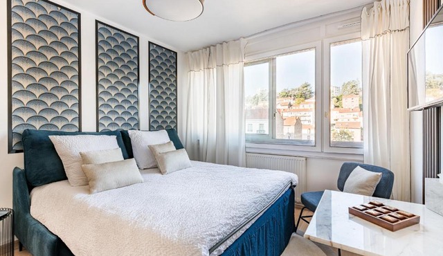 SARAH - Design Studio Lumineux Bergson