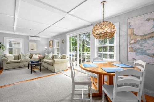 Sarah-N-Dipity: Cozy Cottage Near Ridgevale Beach