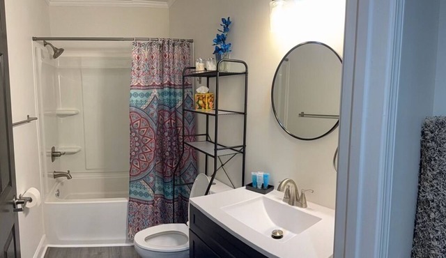 Sarah's HousenRare-Gem! Charming 3-bedroom house in Central Rockingham with AC