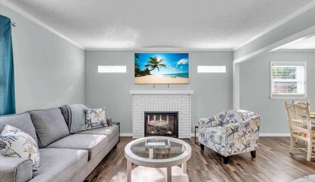 Sarasota Cottage w/Heated Salt Water Pool