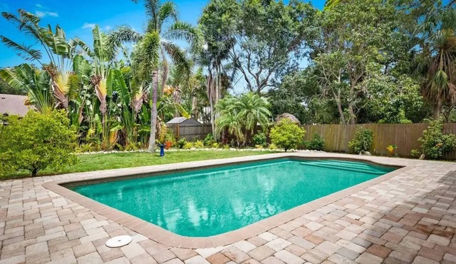 Sarasota Gem Private Heated Pool Minutes to Siesta and Lido Beaches Family-Ready