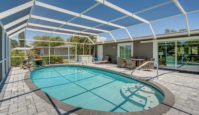 Sarasota Home w/Pool: 4 Mi to Siesta Key Beach!