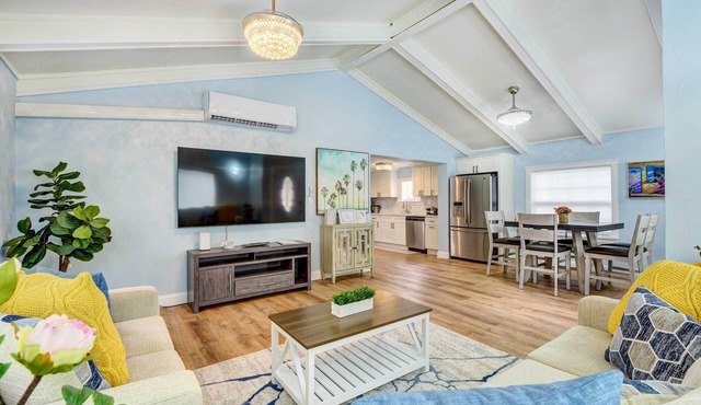 Sarasota Home w/Screened Porch, Walk To Zoo!