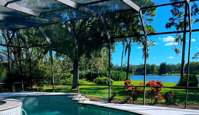 Sarasota Lake Sunrise Villa, Luxury Meet Nature— Lake, Pool, Golf, Beach