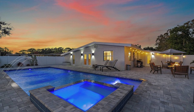 Sarasota Memories For a Lifetime, 3 Bedroom, 3 Bathroom With Large Heated Pool