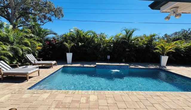 Sarasota Paradise Heated Pool Home Close to Siesta Key Beach.