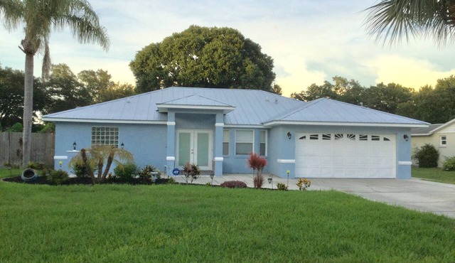 Sarasota Pool Home Close to Everything.