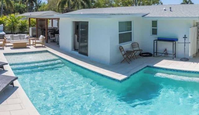 Sarasota Pool Home| Hot-tub| 2-miles to Siesta