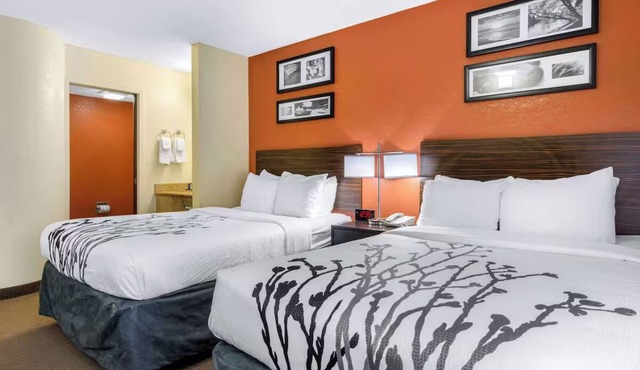 Sarasota Room w/2 Double Beds Near The Ringling Museum – Just 0.6 Miles Away!
