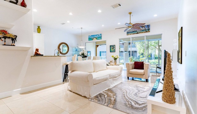 Sarasota Square Sleek Townhouse w/ Pool